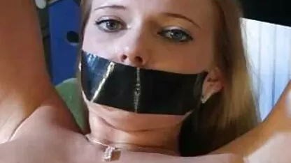Skinny masseuse plaire à un homme brutal dans sa porno policier maison