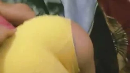 Lily porno avec sa soeur Adams Baise Un Homme Corné Sur Le Canapé