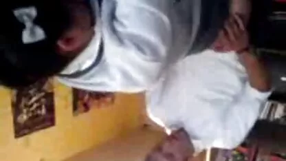 Fille aux yeux bleus avec la chatte poilue donner porno animé un mec cul dans le prez