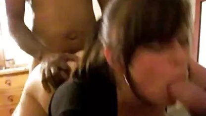 Davalka avec filme porno x du gros pain pour exposer son vagin sous le pénis bite tatouage dans la chambre à coucher