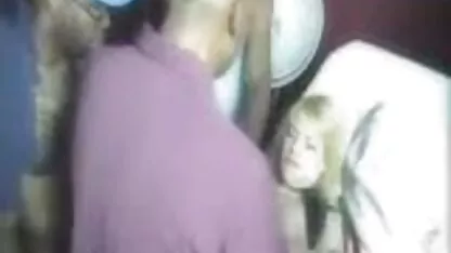 Cheveux brun clair porno restaurant sur le dessus de la table de massage pour donner à l'homme un cul