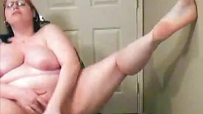 Tout d'abord, le gode entrant dans le cul-membre porno dessin animé est passé