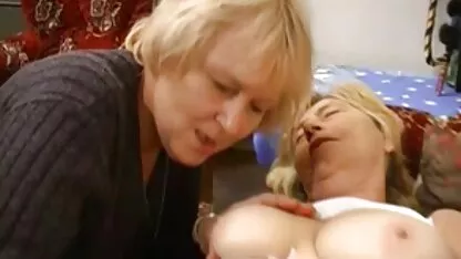 La fille compagnon travaille toujours avec video por o tous les trous avec le client