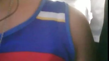 Un homme insérant voir film porno un membre dans la fente blonde et rasée brune