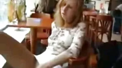 Maman en robe rouge coup d'oeil avec le producteur dans le cul et film pornographique gratuit donner du sperme dans sa bouche