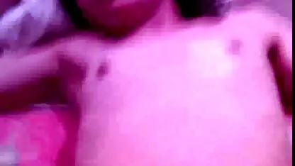 Asiatique dans un justaucorps rose prendre la tige hahaley dans sa bouche et mettre du pus dans le film pprno fond d'eux