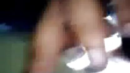 Brunette avec vibromasseur dans le trou caressant les mamelons gonflés avec les doigts film adulte x