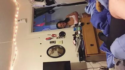 Trentenaire avec noir cheveux et gros seins masturbe film x lesbienne