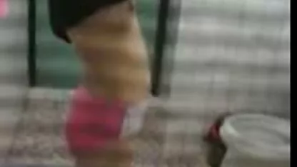 La fille avec la forme de délicieux sexe avec deux hommes à la fois sexfilm
