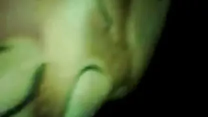 Musclé homme avec expert porno au lit effectuer cunnilingus sur mince petite amie