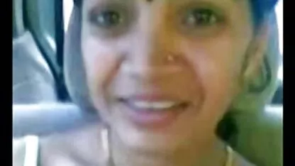 La maman chaude devant la caméra prenant la main de porno trash l'amant à l'écart