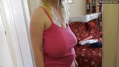 Homme ayant des relations sexuelles avec maigre femme au foyer avec film porne de gros seins dans la cuisine
