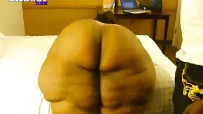 Jeune femme avec chubby lèvres sucer porno pied couple Grosse bite