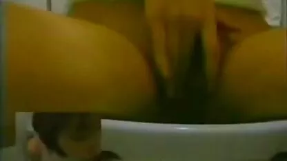 MILF avaler bolt ami musclé devant la webcam et pornifilm se fait éjaculer dans sa bouche