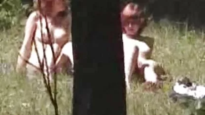 Un jeune étudiant a porno gril le cul de près hardcore dans le lit sur le pas de la porte de sa maison