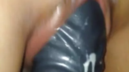 Mère avec de longs cheveux assis dans un chapeau douche porno haut de forme épais épais trou du cul