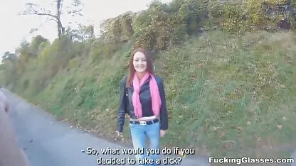 Pleine flim pormo femme en bas et des bottes suce et donne mari le sexe anal dans le lit