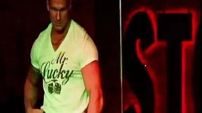 Guy baisée brunette dans lit dans avant de une femme porn mere et fils qui est curieux
