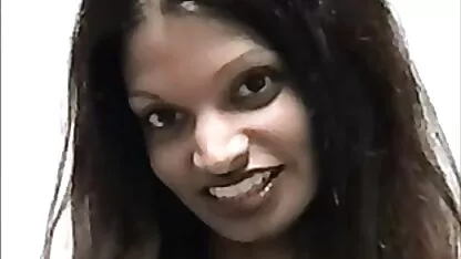 Marié MILF fermé avec un jeune les videos pornographiques homme dans la chambre et sa bite dans le vagin
