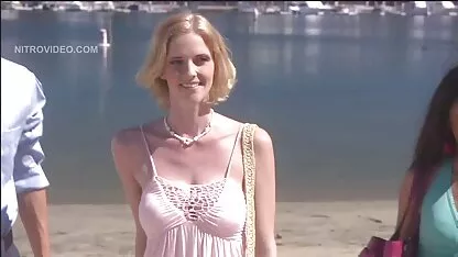 L'opérateur voir un gros xxx prno seins américain avec une paire de jeans et deepthroat