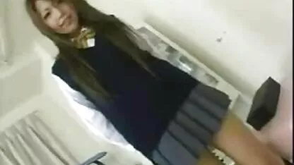 Trois blacks sont venus à la blonde en bikini rose hypnose porno dans le sauna et organiser un gangbang avec anal