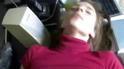 Une femme méchante regarder video porno dans le corps exposant son poilu sous le boulon et sucer sa bite avec le doux