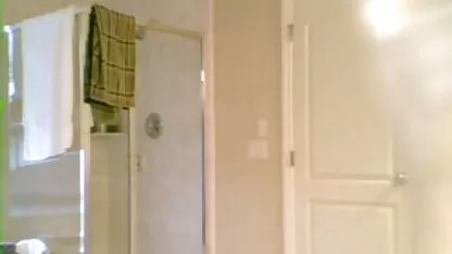Grosse mère avec un tatouage sur le bras a enlevé sa culotte et film porno trio huiler de gros seins dans le sauna