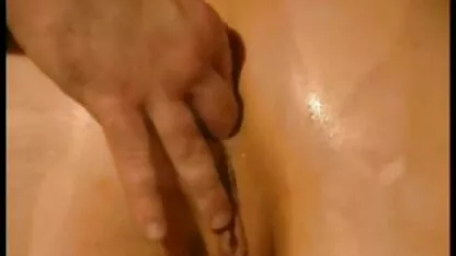 Blonde beauté dans l'huile caressant Ébène nigger lèvres et star wars porno substitut vagin