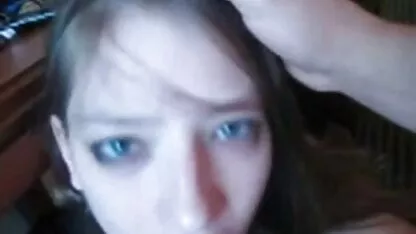 Une gratis sexfilm jeune femme portant des bas noirs et assise avec un chapeau dans le coffre d'un couple marié