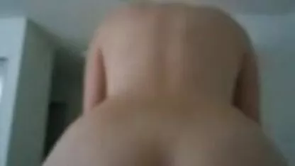 La secrétaire à la peau noire avec une frange oblique suce phallus épais patron blanc dans lingeri porno le bureau