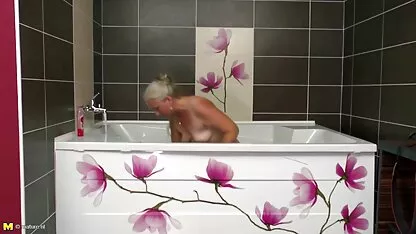 Rousse pute est film x pornovore rentré du travail et a poussé le gode dans l'écart dans le sol sur le sol de la salle de bain