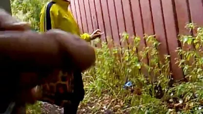 Un homme caressant la poitrine d'une femme aux larges épaules qui venait film porno massage de descendre de la machine à sexe