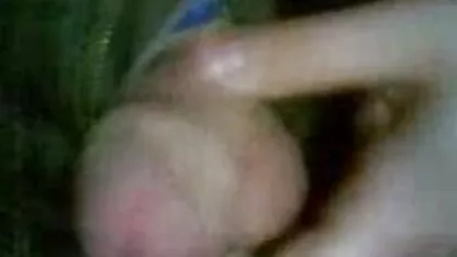Jeune femme aux cheveux blonds sucer un voir un film porno mec dans une voiture