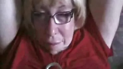 L'homme a développé le cul d'une femme mature avec un jouet chanel porno sexuel et sa bite